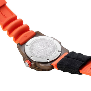 Bear Grylls Survival ECO, 42 mm, Rule of 3 - 3721.ECO, Gehäuseboden mit Bear Grylls und Luminox Gravur