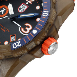 Bear Grylls Survival ECO, 42 mm, Rule of 3 - 3721.ECO, Detailansicht mit Fokus auf Lünette und verschraubter Krone