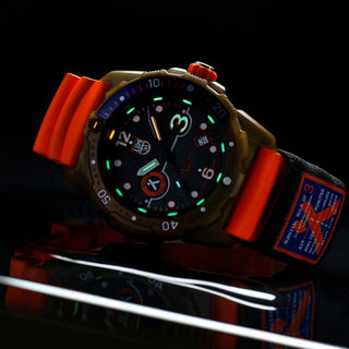 Bear Grylls Survival ECO, 42 mm, Rule of 3 - 3721.ECO, UV Shot mit grünen und orangen Leuchtröhren