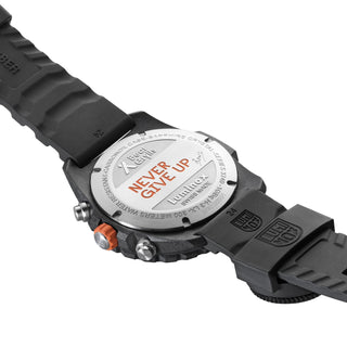 Bear Grylls Survival, 45 mm, Chronograph mit Kompass - 3745, Gehäuseboden mit Gravur