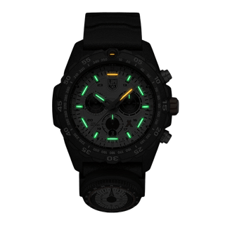 Bear Grylls Survival Master, 45 mm, Chronograph mit Kompass - 3748 , Nachtansicht mit grünen und orangenen Leuchtröhren