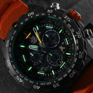 Bear Grylls Survival, 45 mm, Chronograph mit Kompass - 3749, UV Shot mit Detailansicht des Ziffernblatts