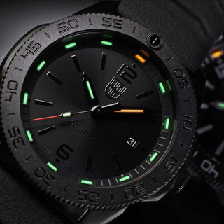 Pacific Diver, 44 mm, Taucheruhr - 3121.BO, UV Shot mit Detailansicht des Ziffernblatts