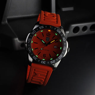 Pacific Diver Seasonal Edition, 44 mm, Taucheruhr - 3129, Nachtansicht mit grünen und orangenen Leuchtröhren