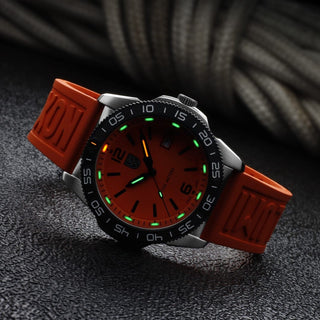 Pacific Diver Seasonal Edition, 44 mm, Taucheruhr - 3129, UV Shot mit grünen und orangenen Leuchtröhren