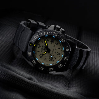 Navy Seal Foundation, 45 mm, Military / Diver Watch - 3251.CBNSF.SET, UV Shot mit blauen und gelben Leuchtröhren