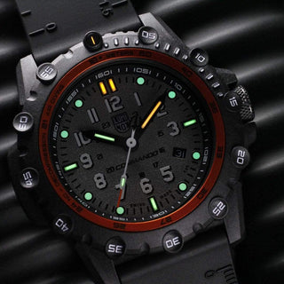 Commando Frogman, 46 mm, Militäruhr / Taucheruhr - 3301, UV Shot mit Detailansicht des Ziffernblatts