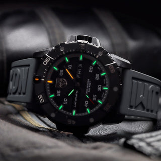 Master Carbon Seal Automatic, 45 mm, Militäruhr - 3862, UV Shot mit grünen und orangenen Leuchtröhren