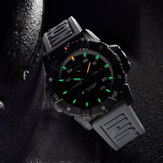 Master Carbon Seal Automatic, 45 mm, Militäruhr - 3862, UV Shot mit grünen und orangenen Leuchtröhren