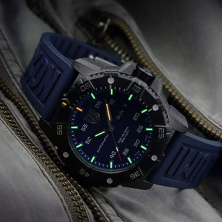 Master Carbon SEAL Automatic, 45 mm, Militäruhr - 3863, UV Shot mit grünen und orangenen Leuchtröhren