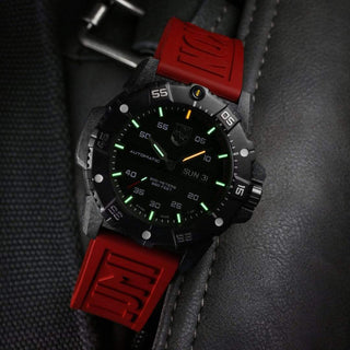 Master Carbon SEAL Automatic, 45 mm, Militäruhr - 3875, UV Shot mit grünen und orangenen Leuchtröhren