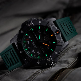 Master Carbon Seal Automatic, 45 mm, Militäruhr - 3877, UV Shot mit grünen und orangenen Leuchtröhren
