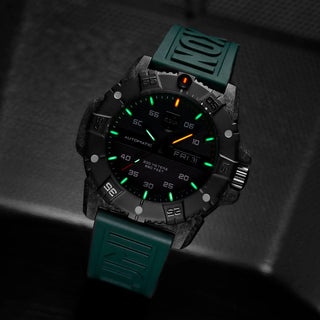 Master Carbon Seal Automatic, 45 mm, Militäruhr - 3877, UV Shot mit grünen und orangenen Leuchtröhren
