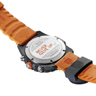 Bear Grylls Survival, 45 mm, Chronograph mit Kompass - 3749, Gehäuseboden mit Gravur